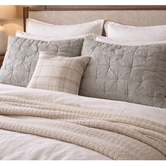 SET OF 2 POTTERY BARN EVERYDAY LINEN COMFORT QUILTED STANDARD SHAMS